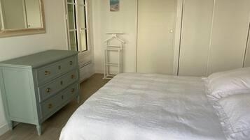 3 slaapkamers, een strijkplank/strijkijzer, reisbedje, wifi