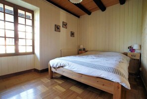 2 habitaciones, tabla de planchar con plancha y cuna de viaje 