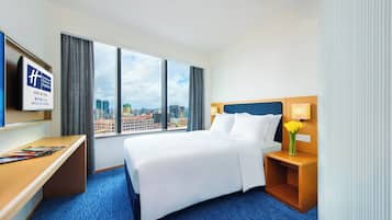 Habitación estándar, 1 cama matrimonial | Caja de seguridad en la habitación, escritorio y cortinas blackout