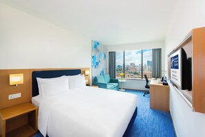 ห้องสแตนดาร์ด, เตียงควีนไซส์ 1 เตียง (Extra Floor Space) | 1 ห้องนอน, ตู้นิรภัยในห้องพัก, โต๊ะทำงาน, ผ้าม่านกันแสง