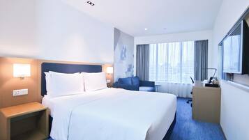 Habitación estándar, 1 cama Queen size (Extra Floor Space) | Caja de seguridad en la habitación, escritorio y cortinas blackout