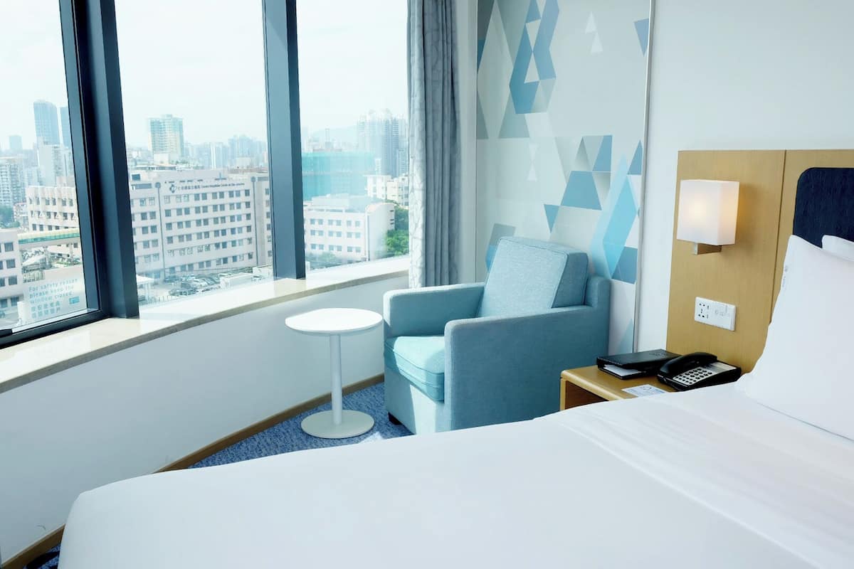 standard room, 1 queen bed | 1 bedroom, in-room safe, desk, blackout curtains