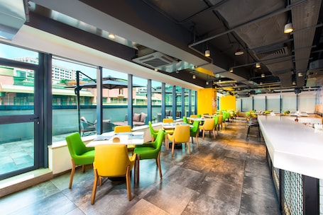 Restaurant. Holiday Inn Express Macau City Centre by IHG