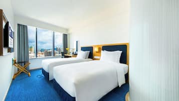 Chambre Standard, 2 lits une place | Coffres-forts dans les chambres, bureau, rideaux occultants