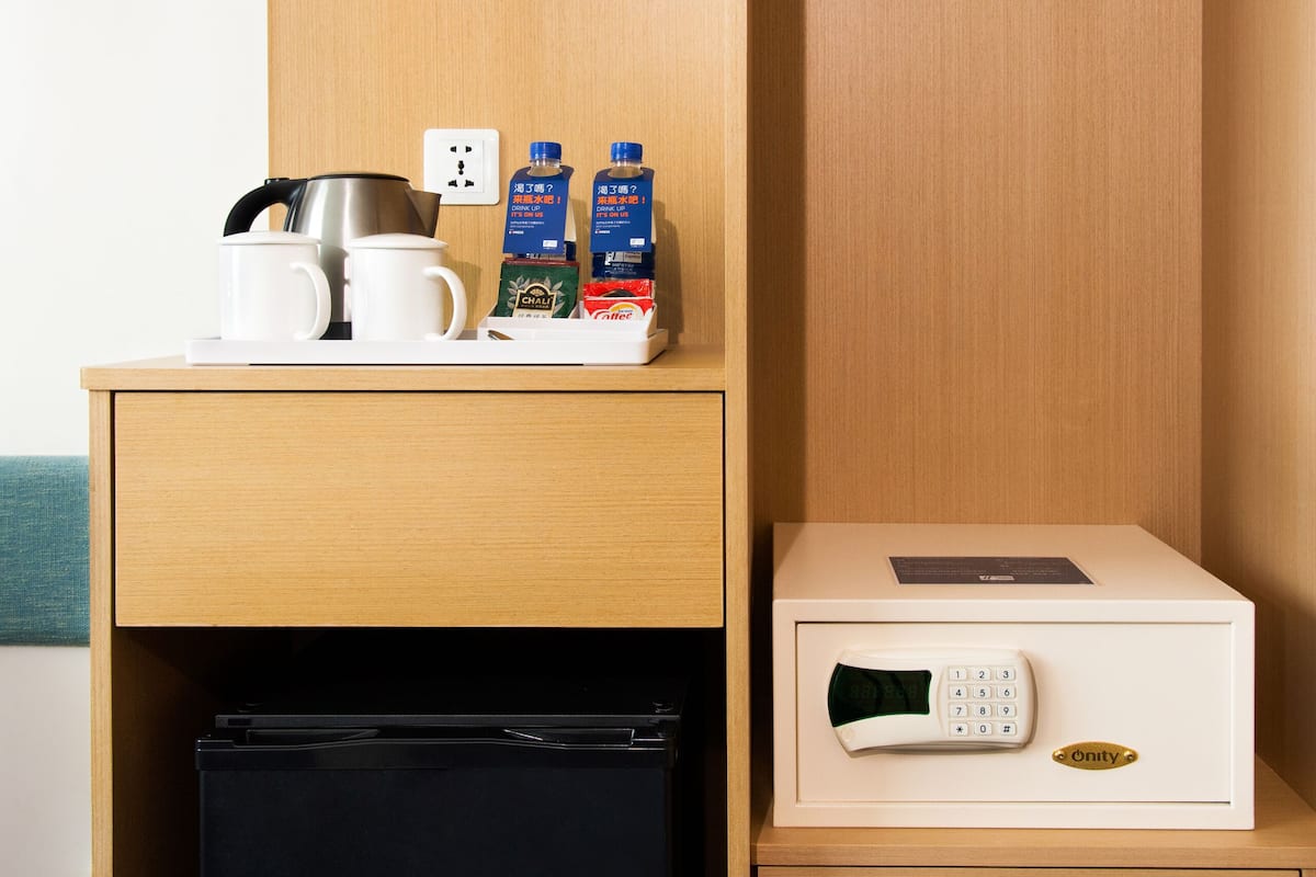 Caja de seguridad en la habitación, escritorio y cortinas blackout