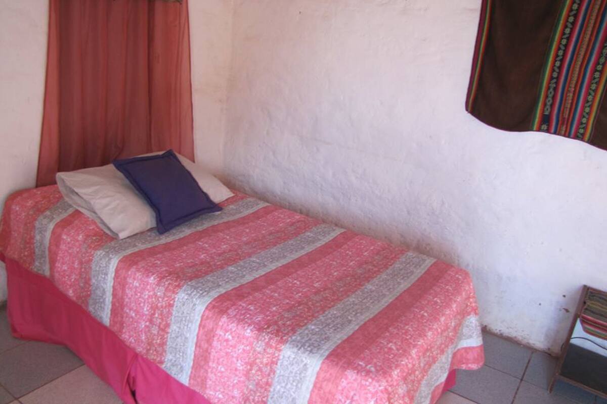 Habitación triple | Espacio para trabajar con laptop, insonorización y wifi gratis 
