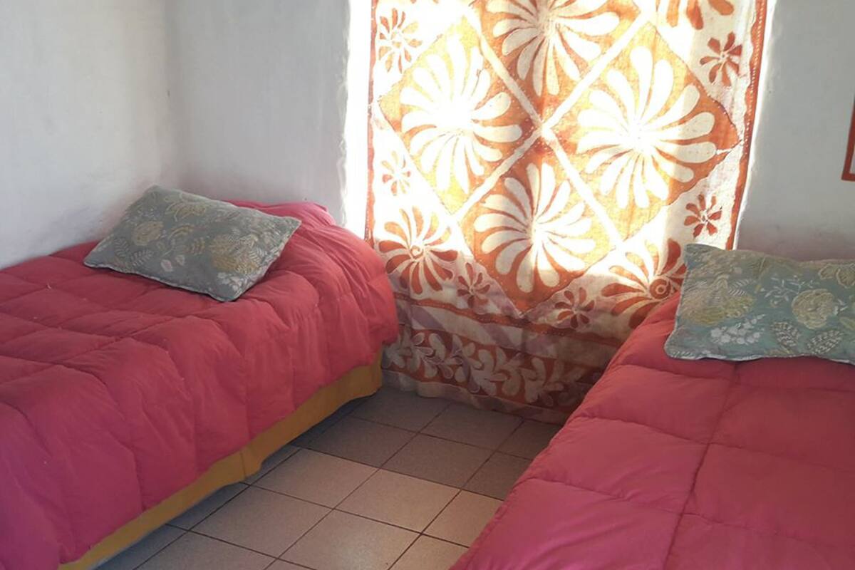 Habitación cuádruple | Espacio para trabajar con laptop, insonorización y wifi gratis 