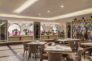 Sarapan bufet setiap hari (SAR 50 seorang) 