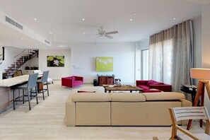 TV, DVD player - Condo Moonrise (Lowlands)
