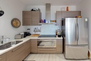 Fridge, microwave, stovetop, dishwasher