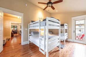 3 habitaciones, escritorio, tabla de planchar con plancha y wifi gratis 