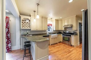 Køleskab, mikrobølgeovn, ovn, kogeplade