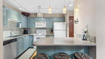 Stoney Creek Sunpath 24 | Private kitchen | Full-sized fridge, microwave, oven, stovetop