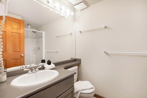 Stoney Creek Sunpath 24 | Bathroom | Combined shower/tub, hair dryer, towels