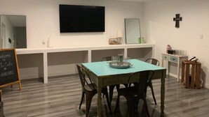 Living area - The Oaks at High Hill (Schulenburg)