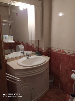 Combinazione doccia/vasca, asciugacapelli, bidet, asciugamani