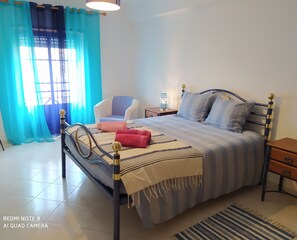 2 chambres, fer et planche à repasser, Wi-Fi, draps fournis
