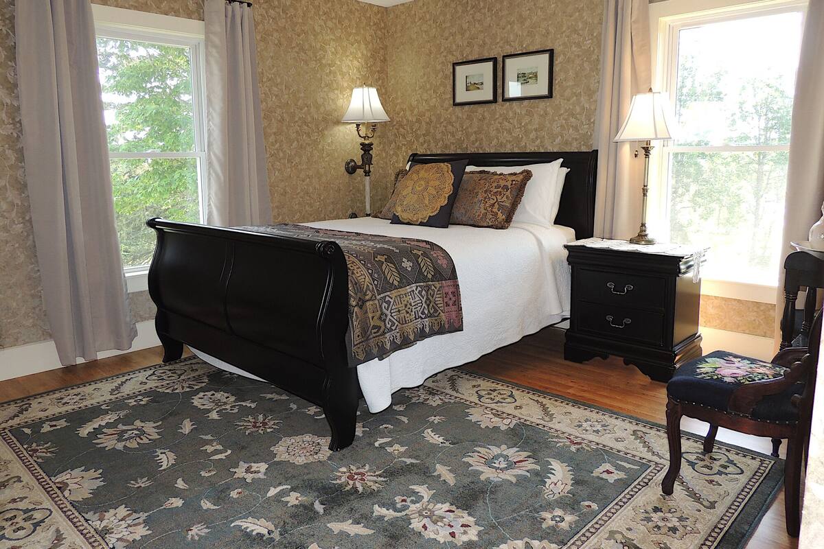 Single Room, 1 Queen Bed, River View (Judah Chandler) | Egyptian cotton sheets, premium bedding, iron/ironing board (on request)
