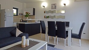 Leilighet – comfort, sjøutsikt | Eget tekjøkken | Kjøleskap, ovn, kokeplater og vannkoker