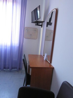 Desk, free WiFi, bed sheets - Hotel Marta Forlì (Forlì)