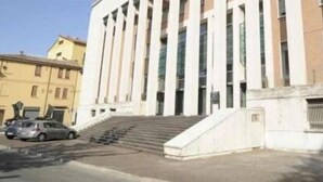 A building with a grand entrance, large columns, and a staircase leading up to the entrance. - Hotel Marta Forlì (Forlì)