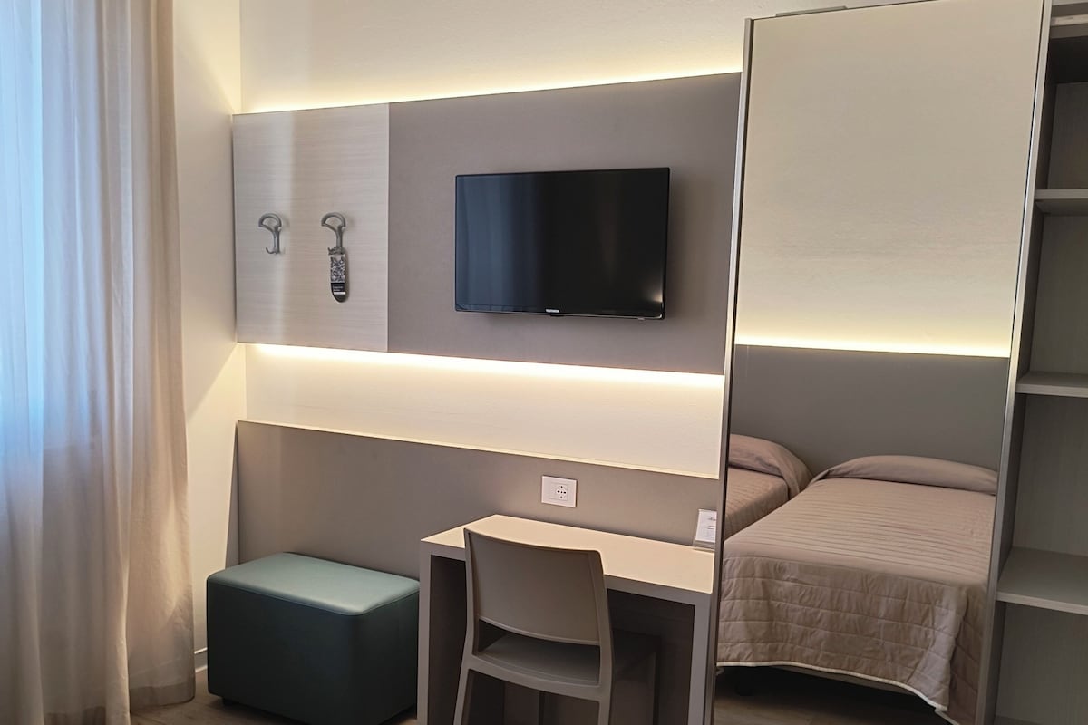 Escritorio, wifi gratis, ropa de cama