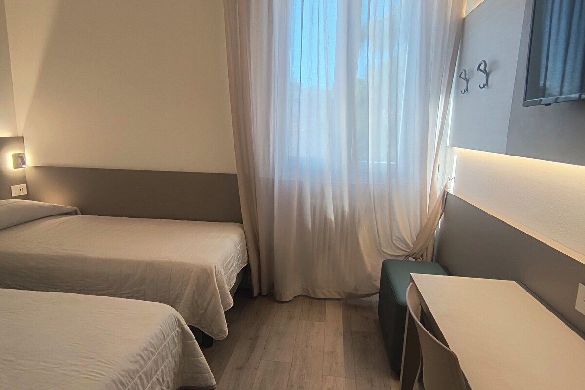 Habitación triple clásica | Escritorio, wifi gratis, ropa de cama