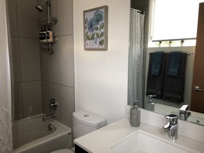 Combined shower/bathtub, hair dryer, towels, soap - Alki Rooftop Retreat (Seattle)