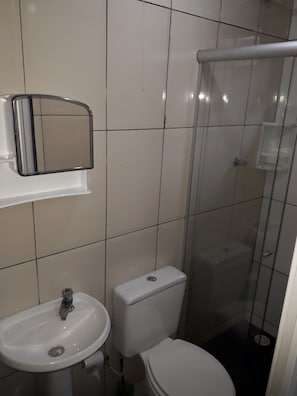 シャワー、トイレットペーパー