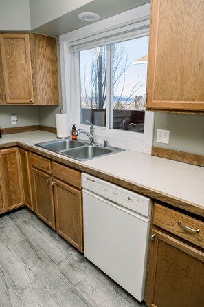 Fridge, microwave, oven, stovetop - You and Fido welcome here! (Helena)