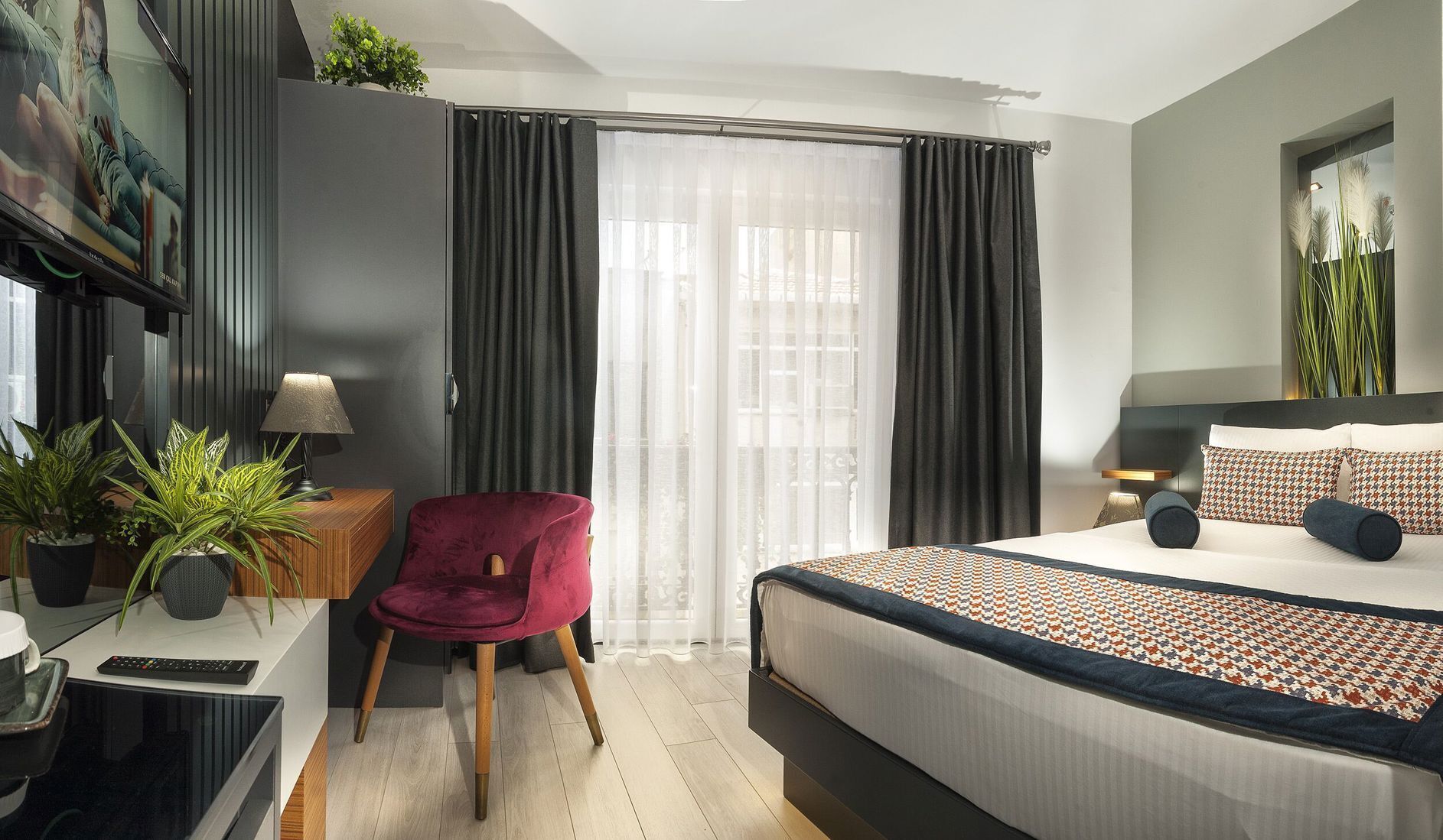 Desk, soundproofing, free WiFi, bed sheets