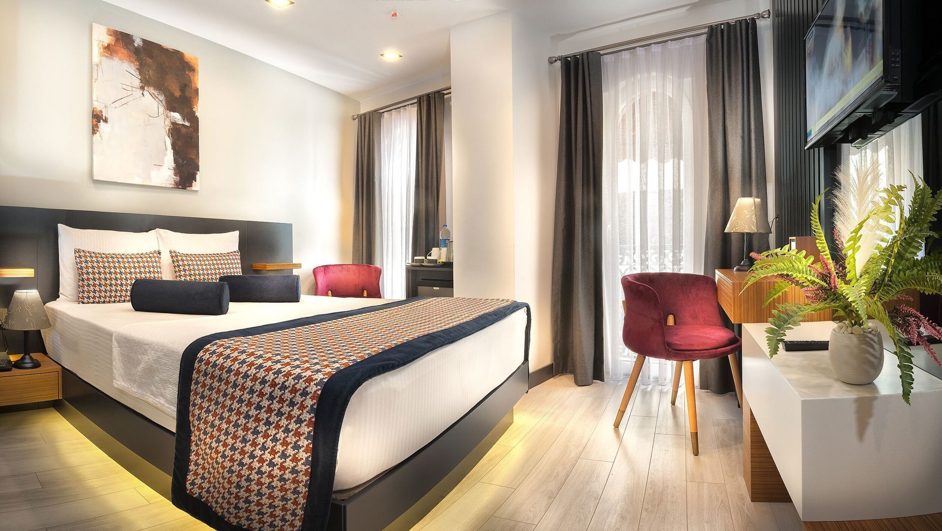 Desk, soundproofing, free WiFi, bed sheets