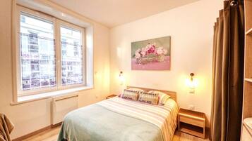 2 bedrooms, desk, iron/ironing board, WiFi