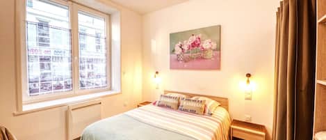 2 bedrooms, desk, iron/ironing board, WiFi