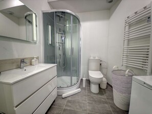 Dusche, Haartrockner, Handtücher