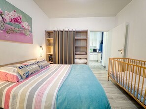 2 Schlafzimmer, Schreibtisch, Bügeleisen/Bügelbrett, WLAN