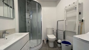 Dusche, Haartrockner, Handtücher