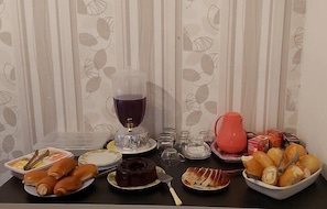 Café da manhã com buffet grátis todos os dias