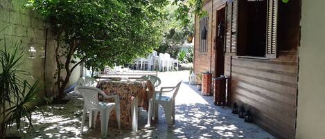 تناول الطعام بالخارج