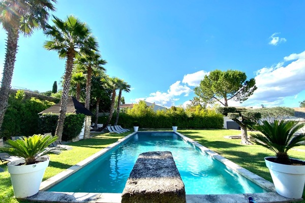 Una piscina cubierta, una piscina al aire libre