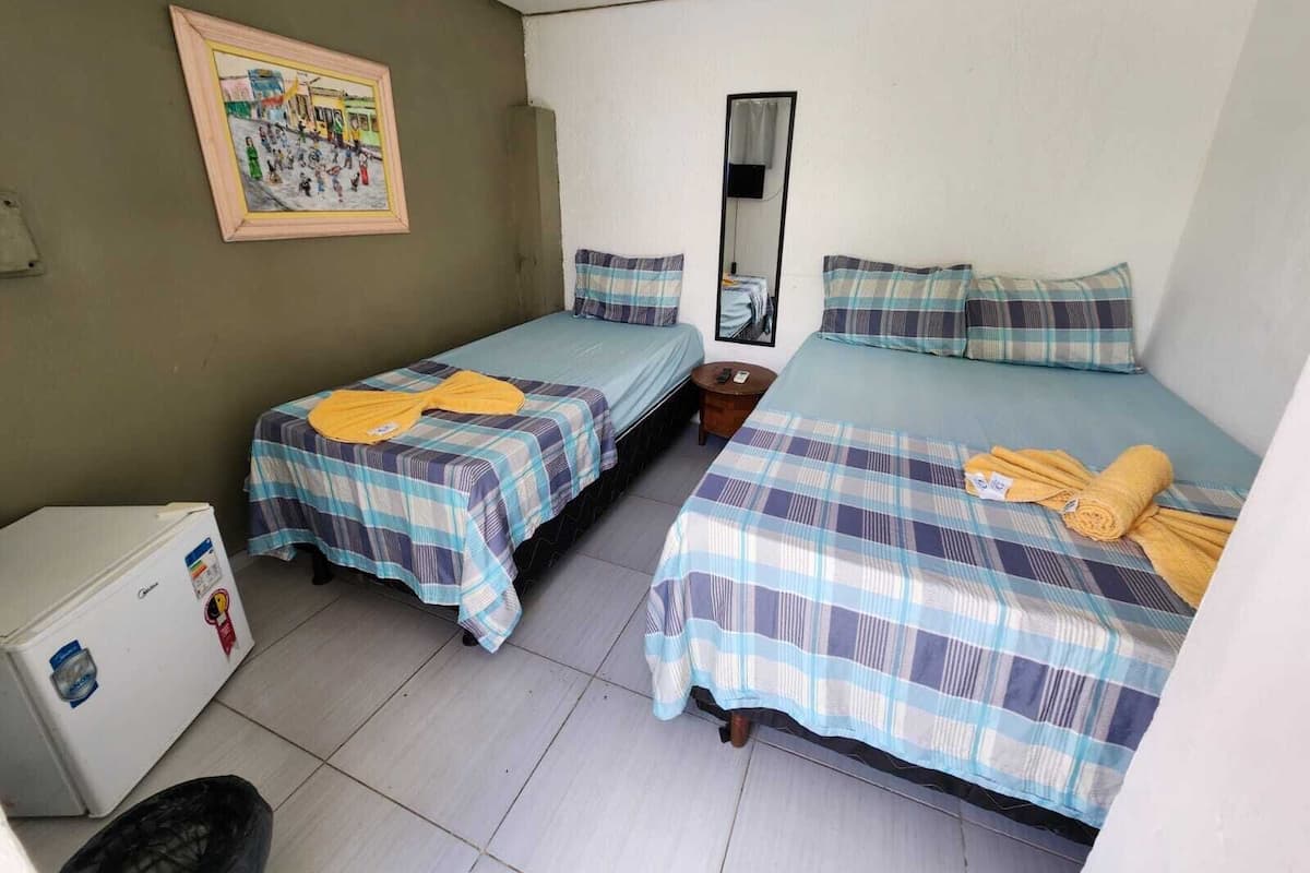 Habitación triple económica | Minibar, tabla de planchar con plancha, wifi gratis y ropa de cama
