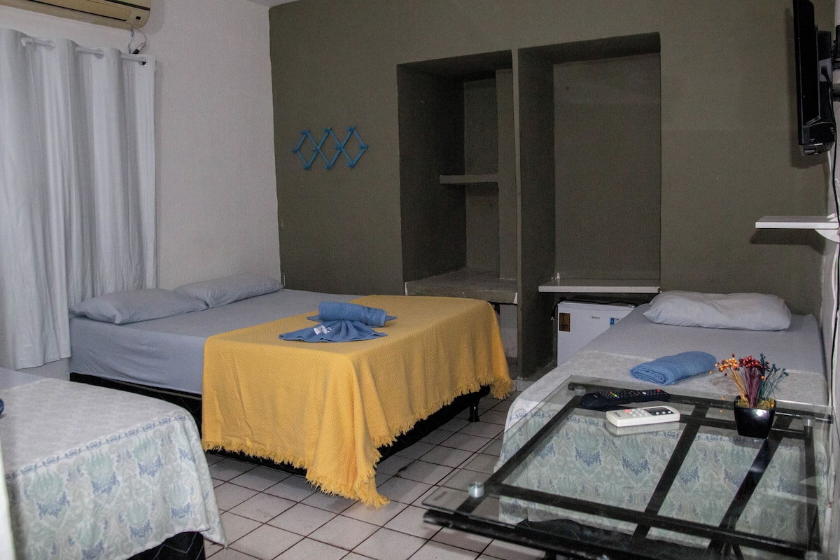 Suite familiar | Minibar, tabla de planchar con plancha, wifi gratis y ropa de cama