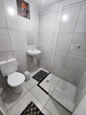 Basic Room | Bathroom | Shower, toilet paper - Casa do Meio Pousada (Recife)