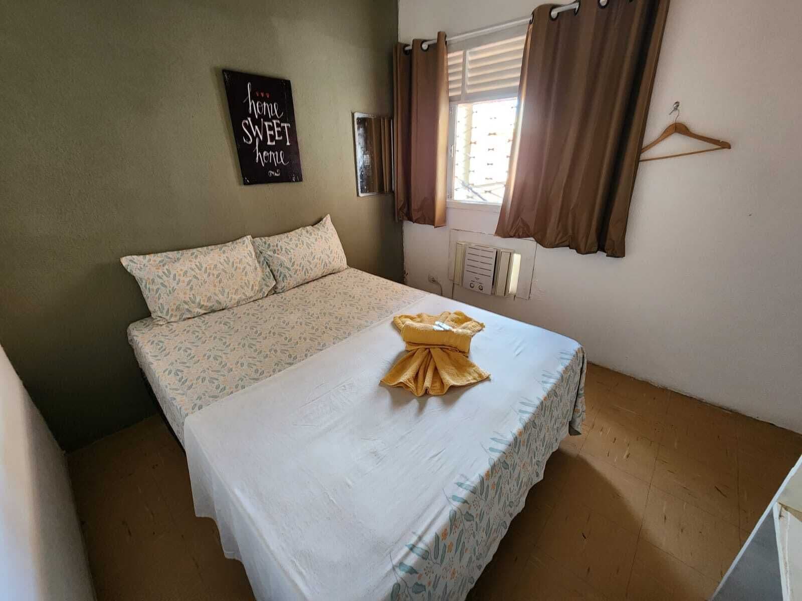 Minibar, tabla de planchar con plancha, wifi gratis y ropa de cama 