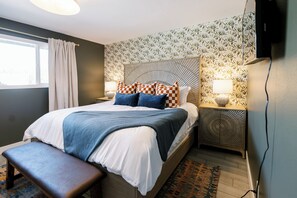 4 bedrooms, iron/ironing board, WiFi, bed sheets