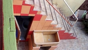 A staircase with a built-in sink and a metal railing. - Casa Refugio House (Cusco)