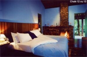 迷你吧、客房内保险箱、免费 WiFi、床单