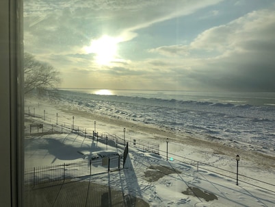 BEACHFRONT LAKE FACING Lake Michigan 1BR - private beach/heated pool/sundeck!
