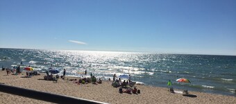 BEACHFRONT LAKE VUE Lake Michigan Condo - plage privée, piscine chauffée, terrasse!