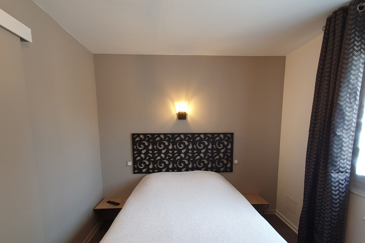 Habitación doble | Escritorio, espacio para trabajar con laptop y cortinas blackout